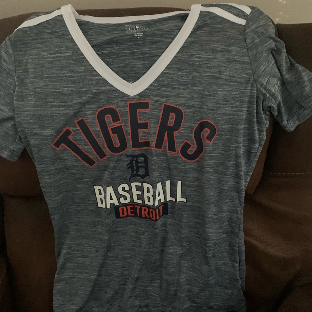 Womens size M official wear